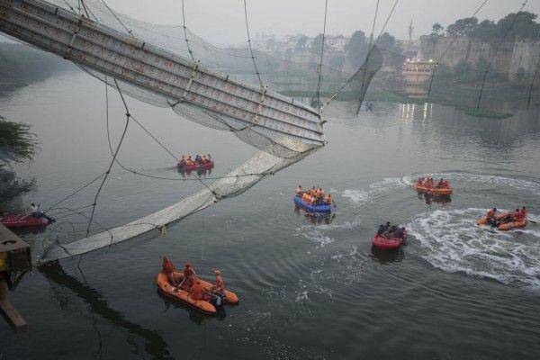 Ambruknya jembatan di atas Sungai Machu di kota Morbi, negara bagian Gujarat, India, Senin (31/10/2022). (twitter.com/Aliasfarali019)