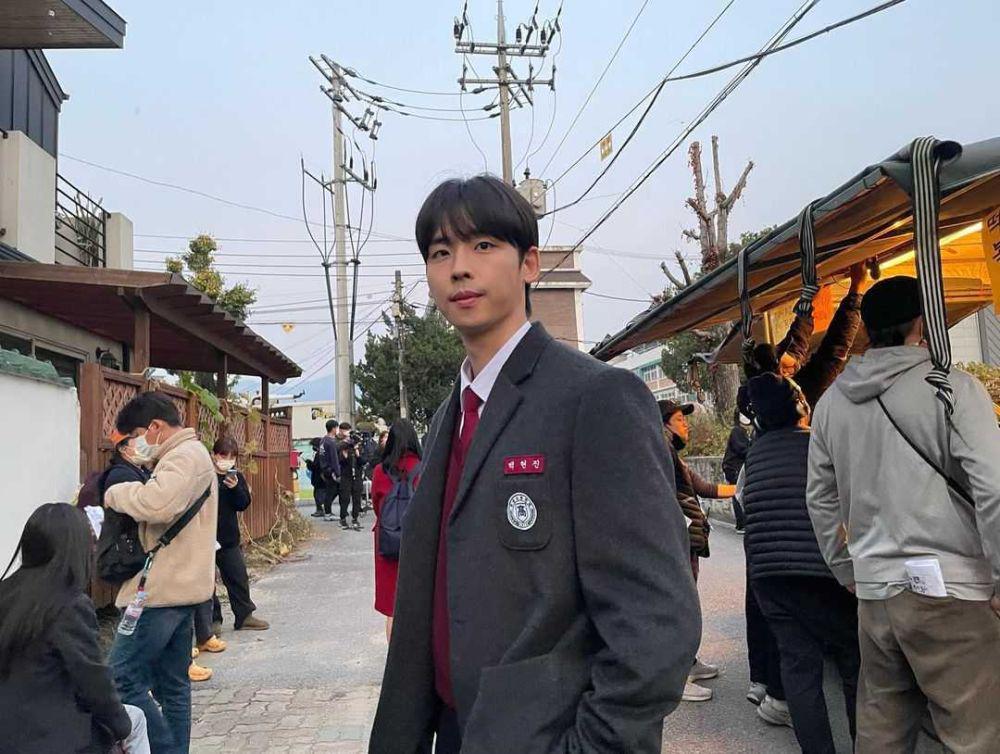 9 Inspirasi OOTD Kasual ala Park Jung Woo, Aktor 20th Century Girls!
