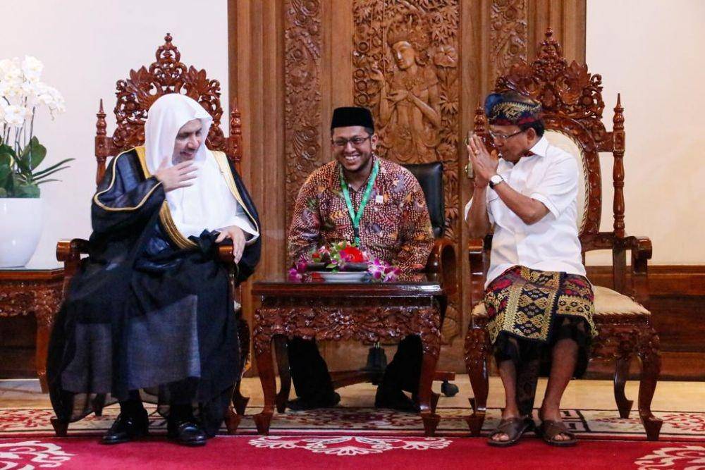 Sekjen Liga Muslim Dunia Syekh Mohammed Al-Issa bertemu Gubernur Bali I Wayan Koster di rumah dinas Gubernur Bali, Denpasar, Minggu (30/10/2022). (Dok. LTN PBNU/Suwitno)