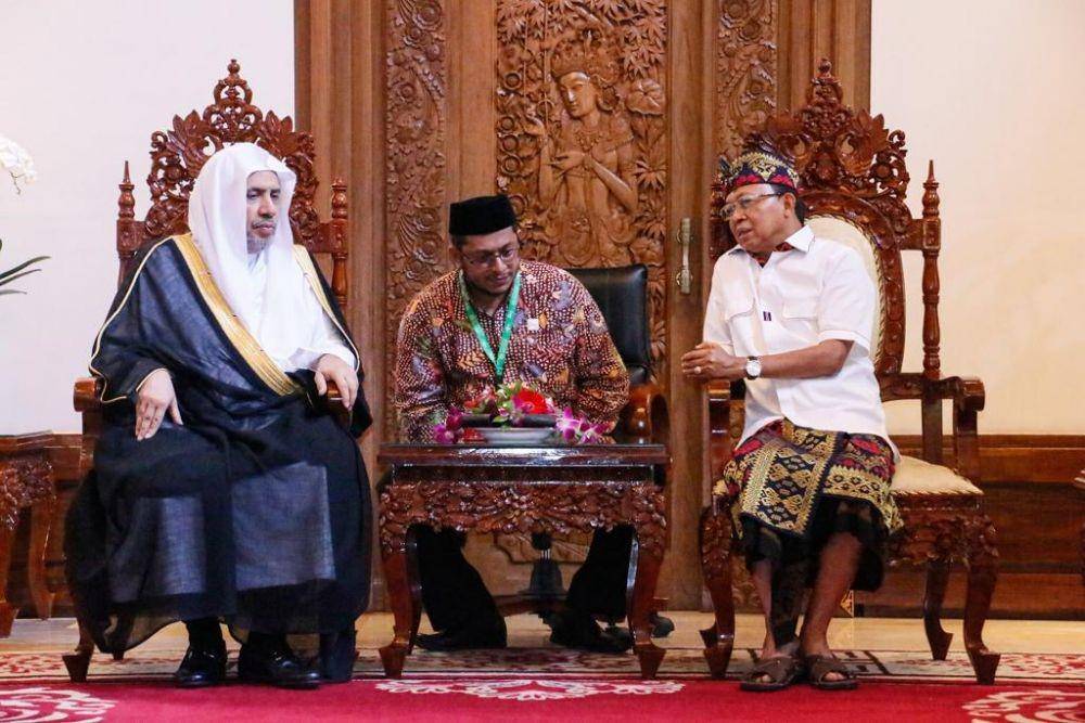 Sekjen Liga Muslim Dunia Syekh Mohammed Al-Issa bertemu Gubernur Bali I Wayan Koster di rumah dinas Gubernur Bali, Denpasar, Minggu (30/10/2022). (Dok. LTN PBNU/Suwitno)