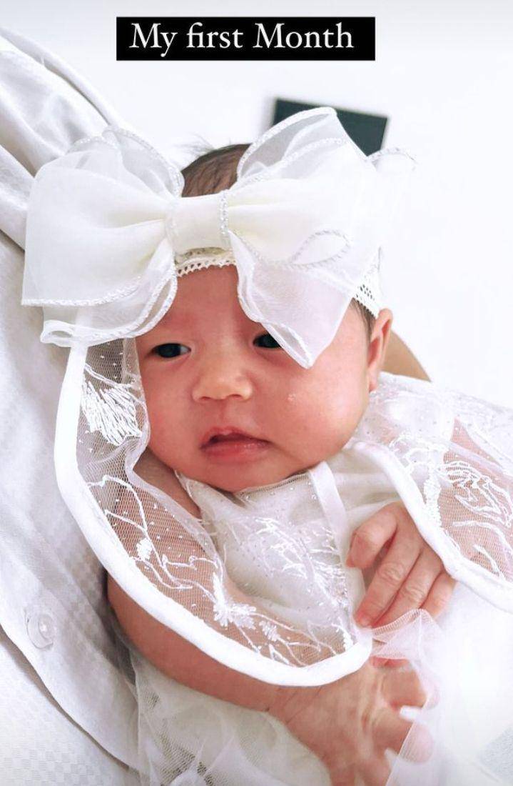 potret 1 bulanan baby Kiana (instagram.com/kenandgrat)