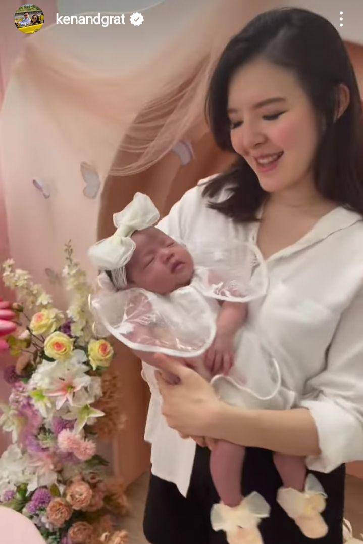 potret 1 bulanan baby Kiana (instagram.com/kenandgrat)