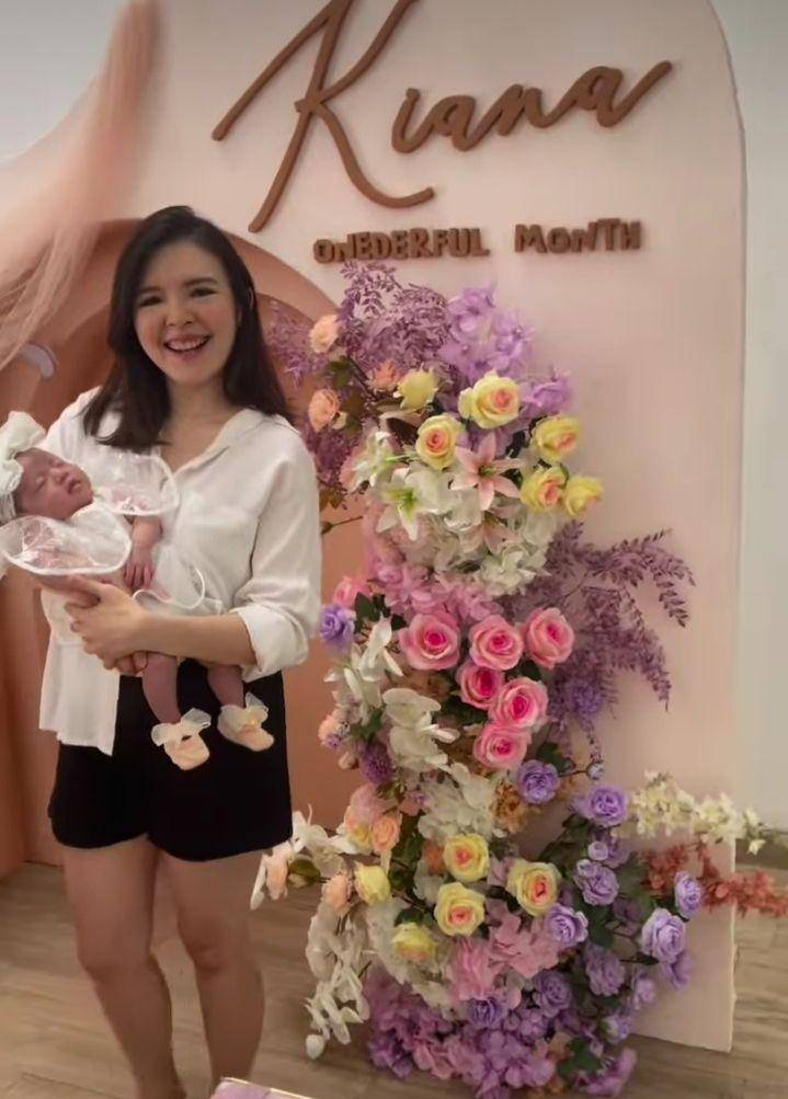 potret 1 bulanan baby Kiana (instagram.com/kenandgrat)
