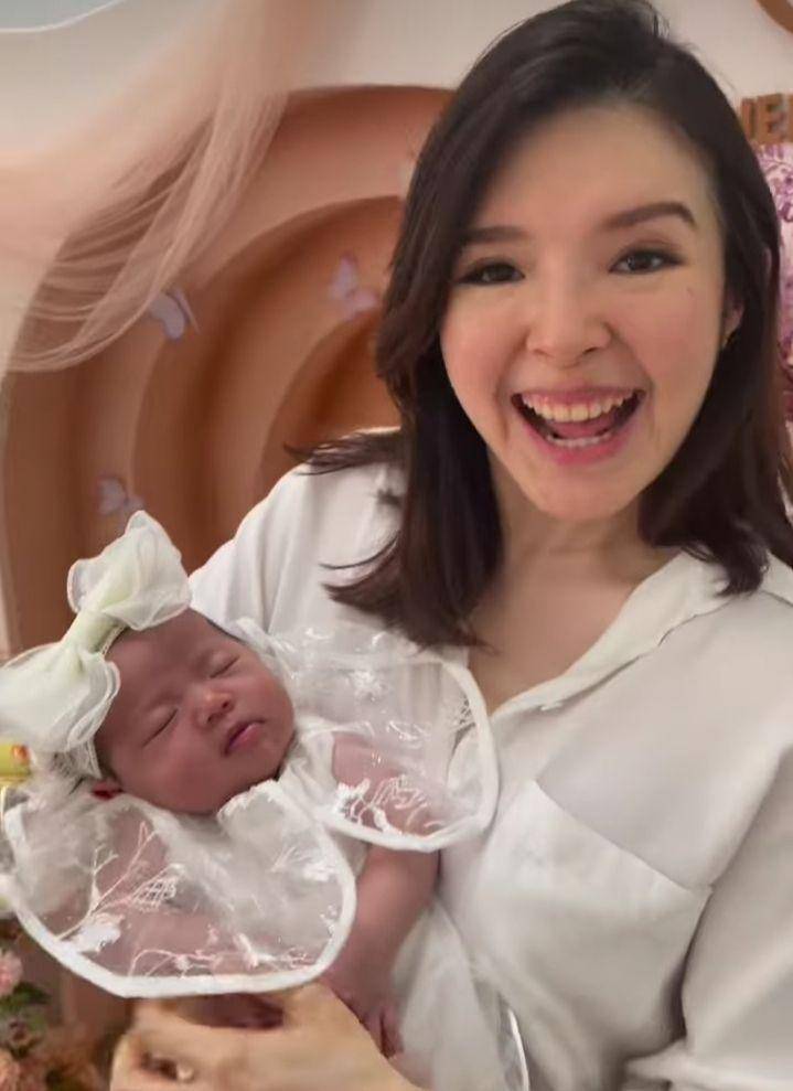 potret 1 bulanan baby Kiana (instagram.com/kenandgrat)