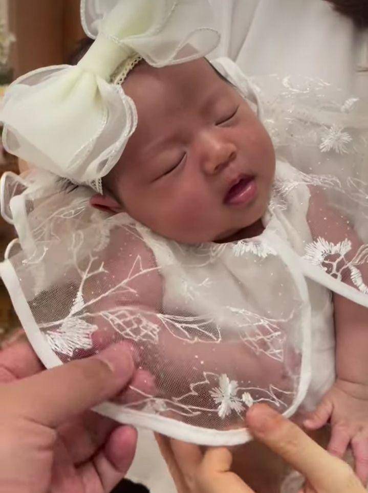potret 1 bulanan baby Kiana (instagram.com/kenandgrat)