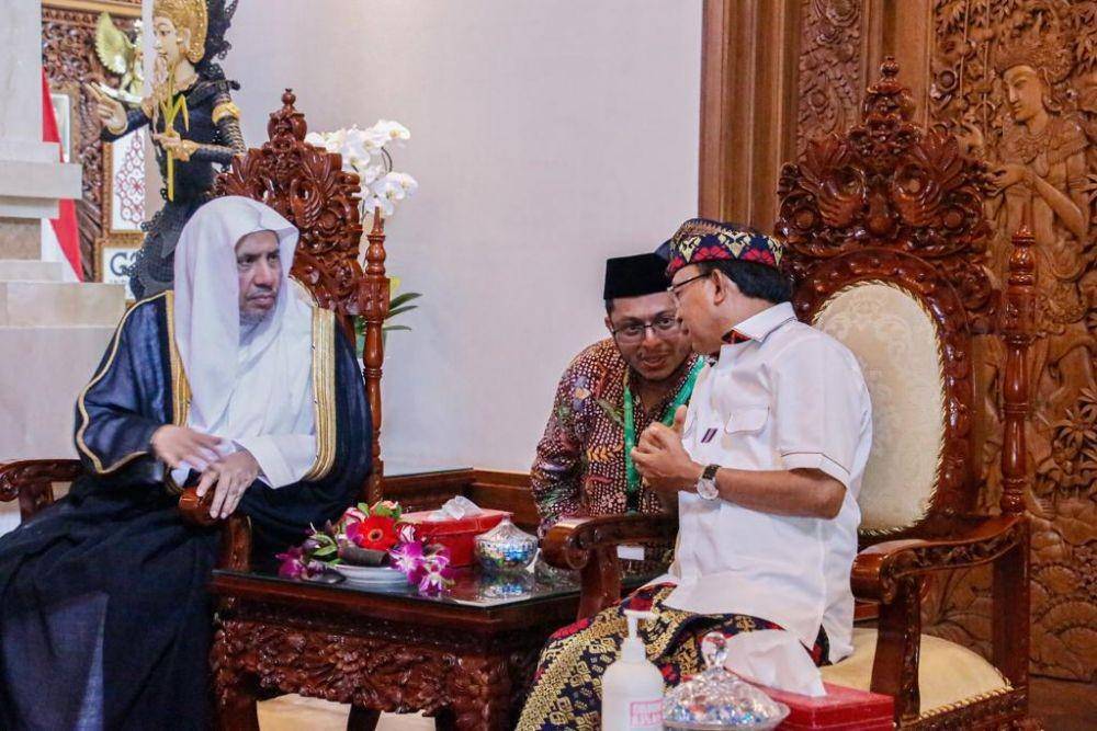 Sekjen Liga Muslim Dunia Syekh Mohammed Al-Issa bertemu Gubernur Bali I Wayan Koster di rumah dinas Gubernur Bali, Denpasar, Minggu (30/10/2022). (Dok. LTN PBNU/Suwitno)