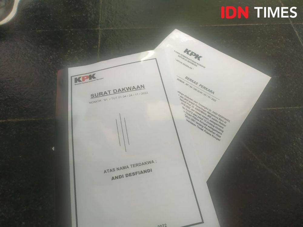 KPK RI resmi melimpahkan sekaligus mendaftarkan berkas perkara penyuap Prof Karomani kasus korupsi PMB Unila, Andi Desfiandi ke PN Tanjungkarang. (IDN Times/Tama Yudha Wiguna)