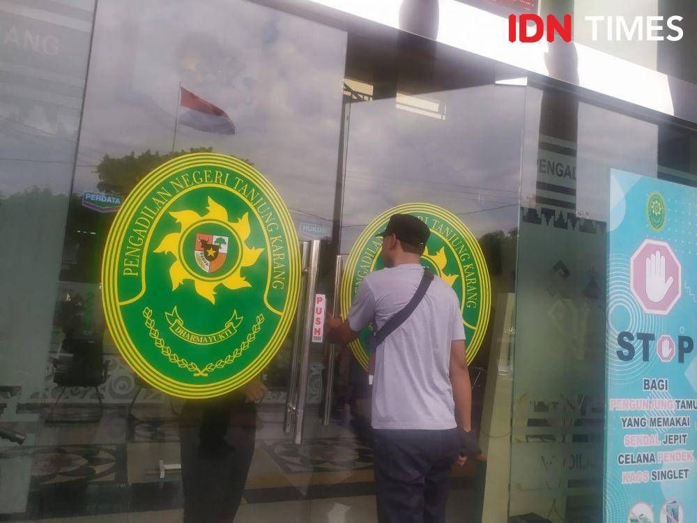 KPK RI resmi melimpahkan sekaligus mendaftarkan berkas perkara penyuap Prof Karomani kasus korupsi PMB Unila, Andi Desfiandi ke PN Tanjungkarang. (IDN Times/Tama Yudha Wiguna)