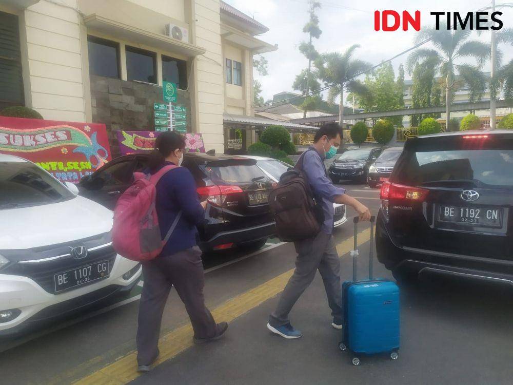 KPK RI resmi melimpahkan sekaligus mendaftarkan berkas perkara penyuap Prof Karomani kasus korupsi PMB Unila, Andi Desfiandi ke PN Tanjungkarang. (IDN Times/Tama Yudha Wiguna)