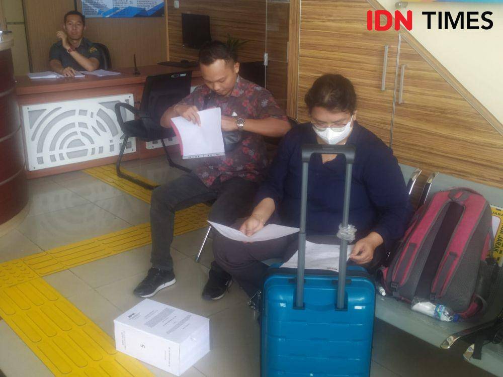 KPK RI resmi melimpahkan sekaligus mendaftarkan berkas perkara penyuap Prof Karomani kasus korupsi PMB Unila, Andi Desfiandi ke PN Tanjungkarang. (IDN Times/Tama Yudha Wiguna)