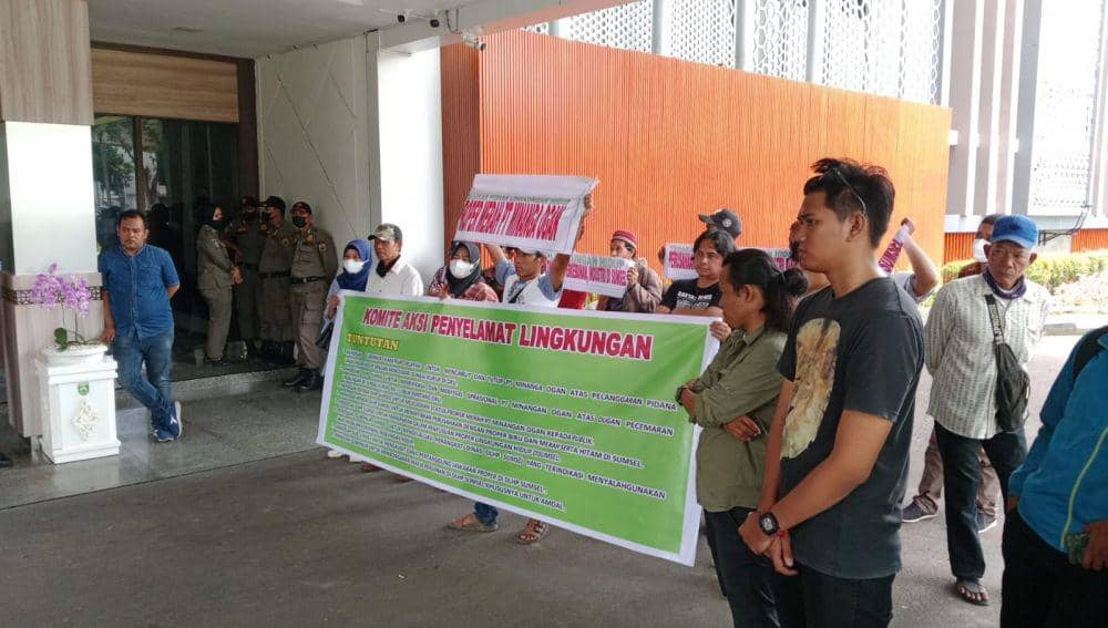 Warga OKU Demo Kantor Gubernur Soroti Perusahaan Cemari Sungai