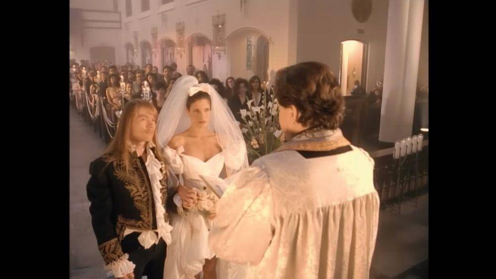 cuplikan MV November Rain (YouTube.com/Guns N' Roses)