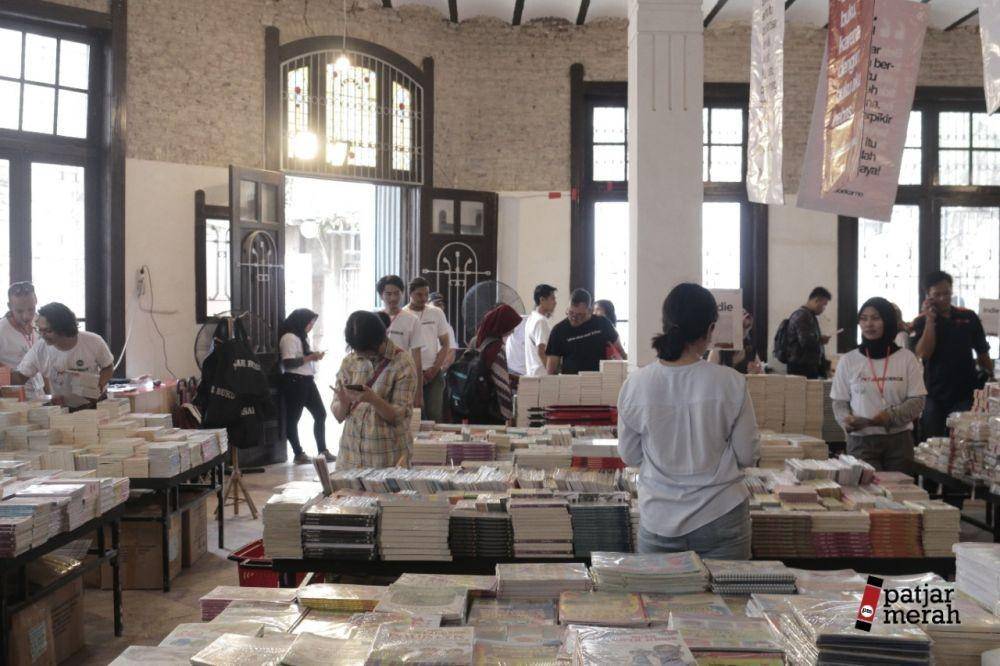 Bagi kamu para pecinta buku telah disipkan puluhan ribu buku di Festival literasi ini. (Dok. Patjarmerah)