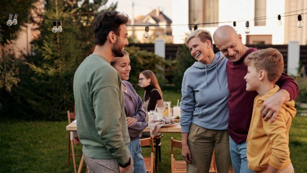 ilustrasi anak hadir di acara kumpul keluarga (pexels.com/Askar Abayev)