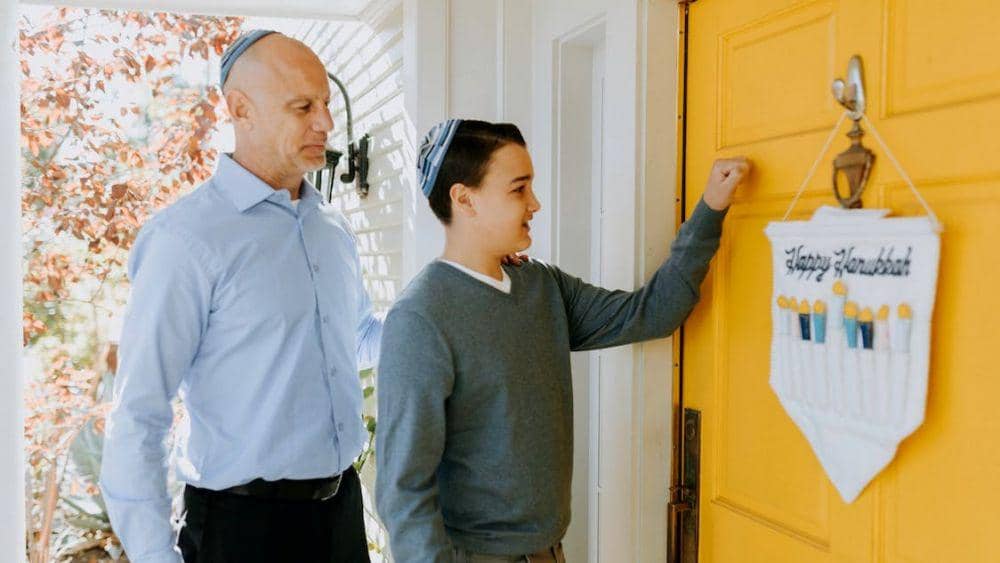 ilustrasi ayah dan anak laki-laki (pexels.com/RODNAE Productions)