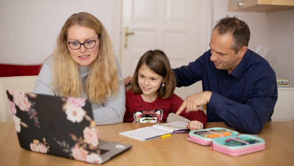 ilustrasi orang tua dan anak (pexels.com/sofatutor)