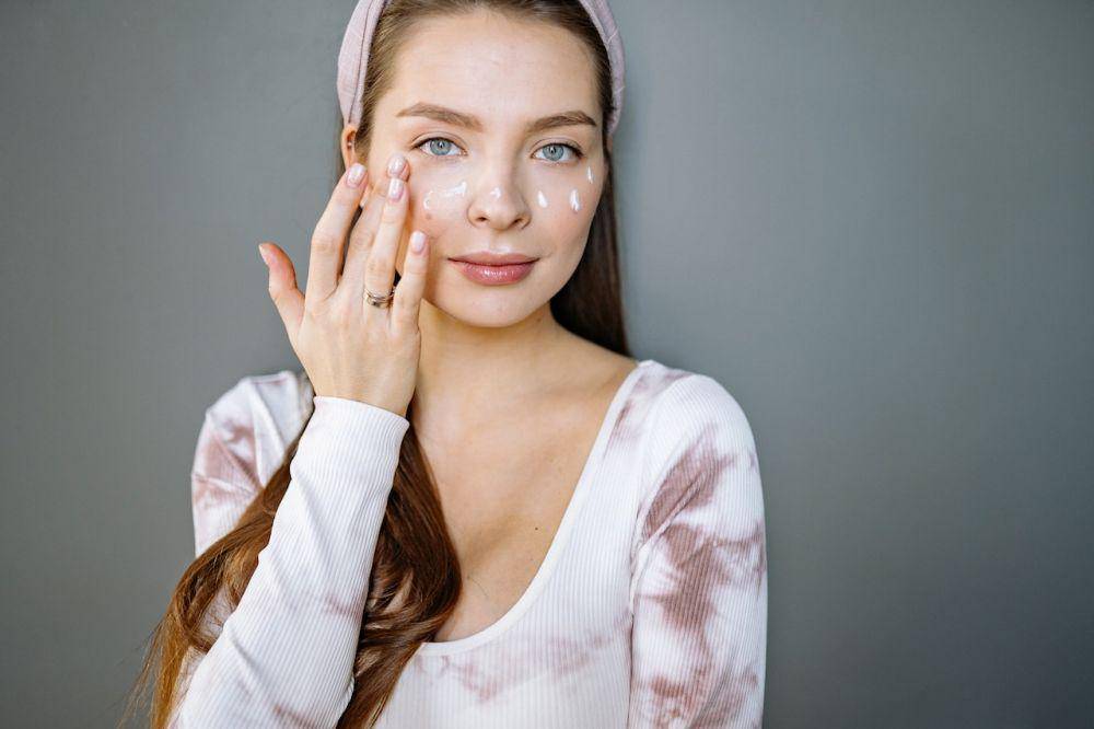 Ilustrasi menggunakan cream (pexels.com/Yan Krukov)