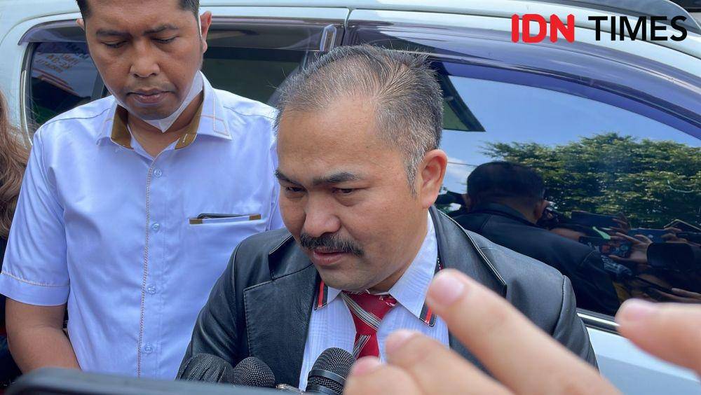 Pengacara Brigadir J, Kamaruddin Simanjuntak hadir di PN Jakarta Selatan pada Selasa (1/11/2022). (IDN Times/Aryodamar)
