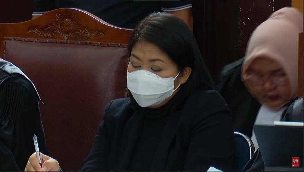 Putri Candrawathi menjalani sidang di PN Jaksel pada Selasa (1/11/2022). (youtube.com/CNN Indonesia TV POOL)