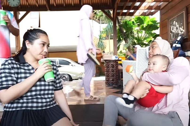 Rayyanza jemput Raffi dan Gigi latihan tenis. (youtube.com/Rans Entertainment)