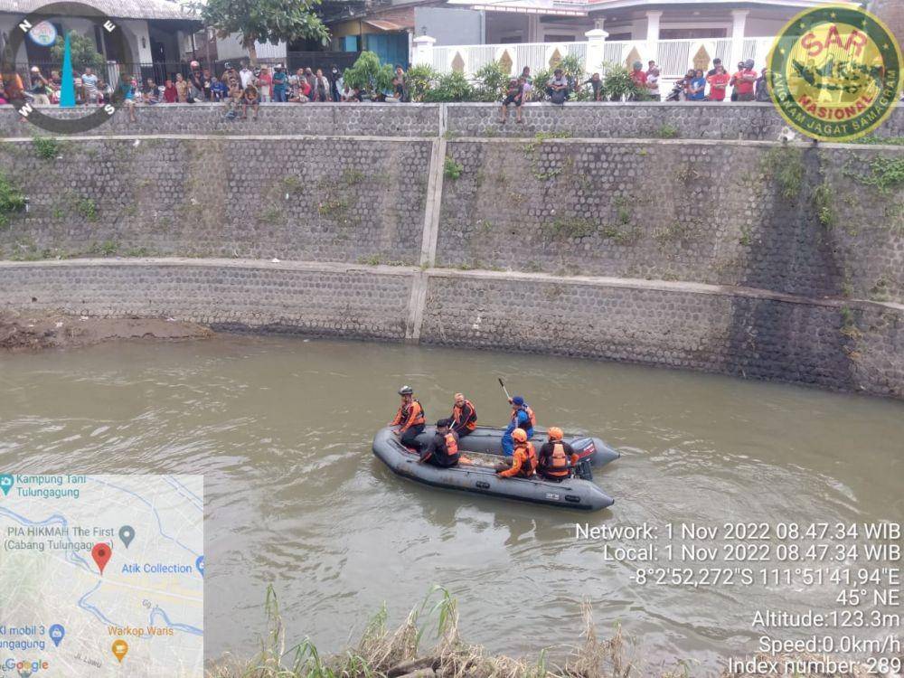 Proses pencarian bocah hanyut di Sungai Song Tulungagung. IDN Times/ Basarnas Trenggalek