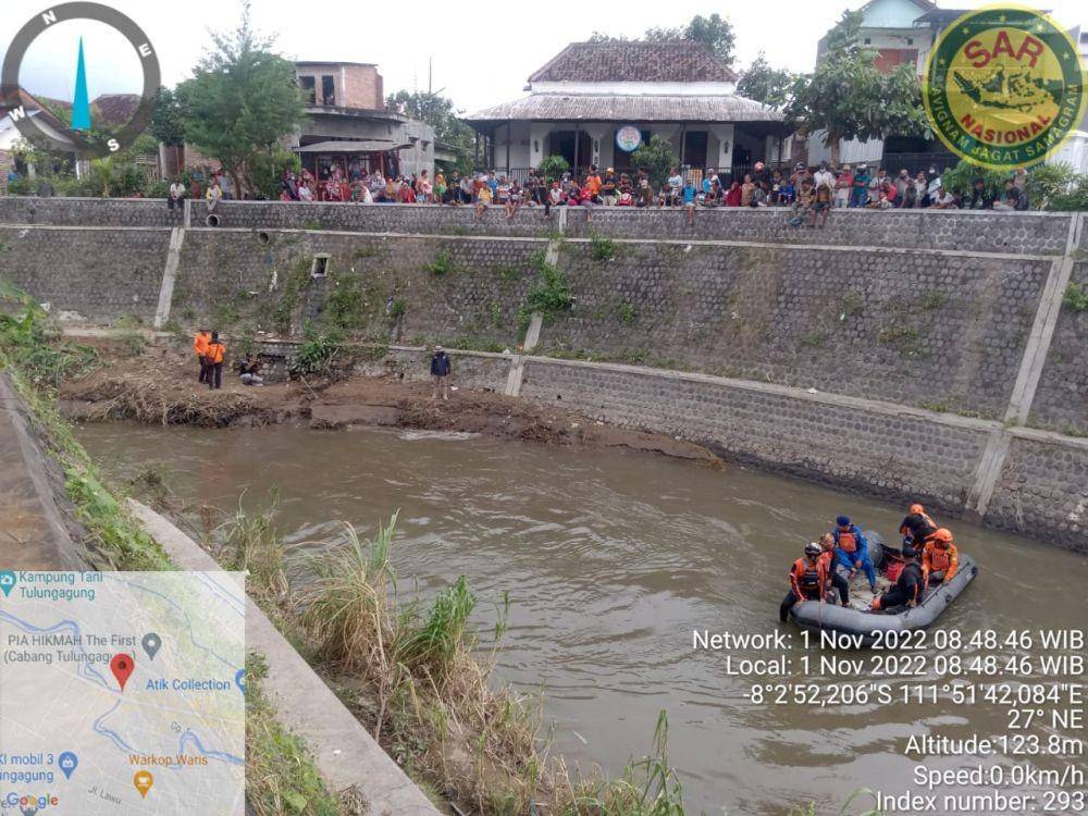 Proses pencarian bocah hanyut di Sungai Song Tulungagung. IDN Times/ Basarnas Trenggalek
