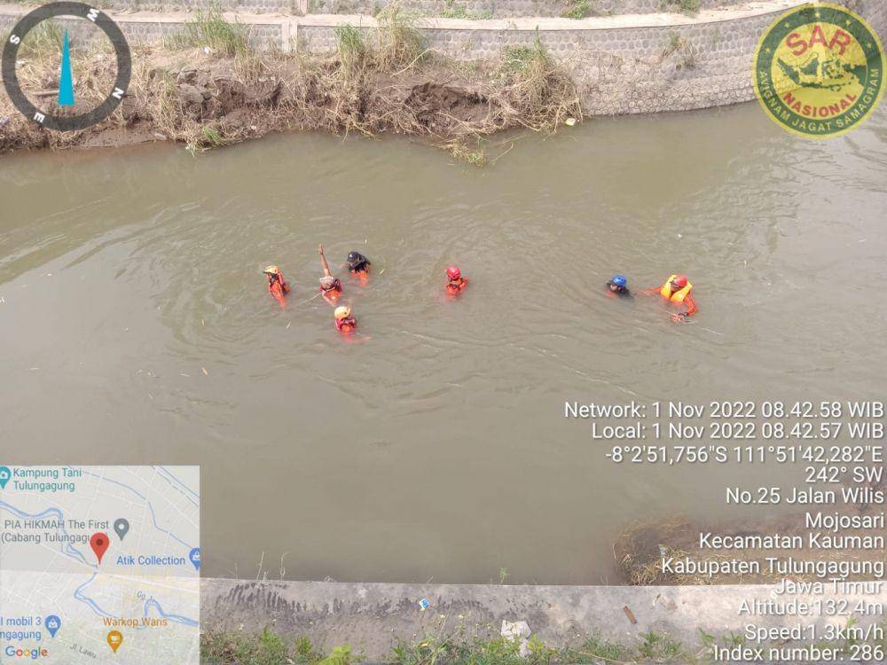 Proses pencarian bocah hanyut di Sungai Song Tulungagung. IDN Times/ Basarnas Trenggalek