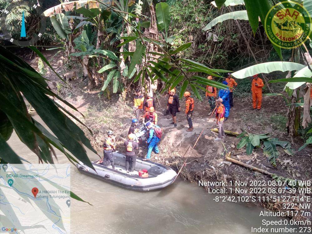 Proses pencarian bocah hanyut di Sungai Song Tulungagung. IDN Times/ Basarnas Trenggalek