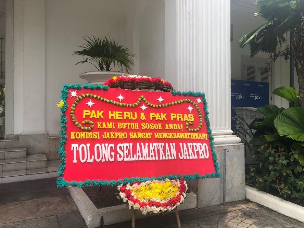 Karangan Bunga 'Tolong Selamatkan Jakpro' Muncul di Balai Kota Jakarta