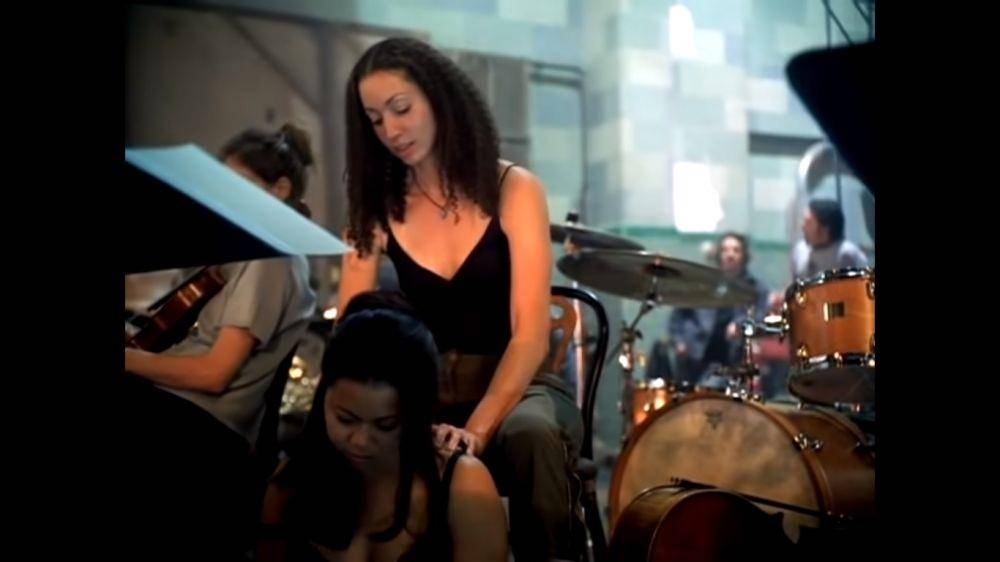 cuplikan MV You Raise Me Up (YouTube.com/Warner Records Vault)