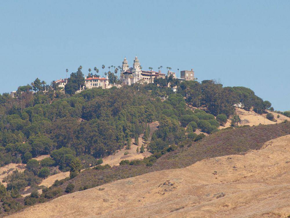 potret pemandangan Kastil Hearst dari jauh (commons.wikimedia.org/King of Hearts)