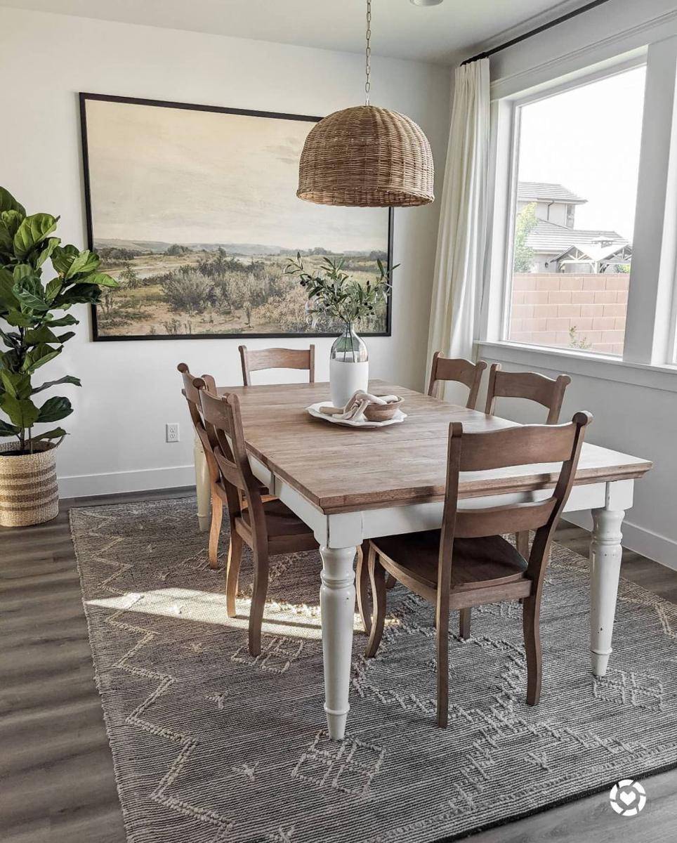 inspirasi desain ruang makan dengan karpet (instagram.com/thehappiesthouse)