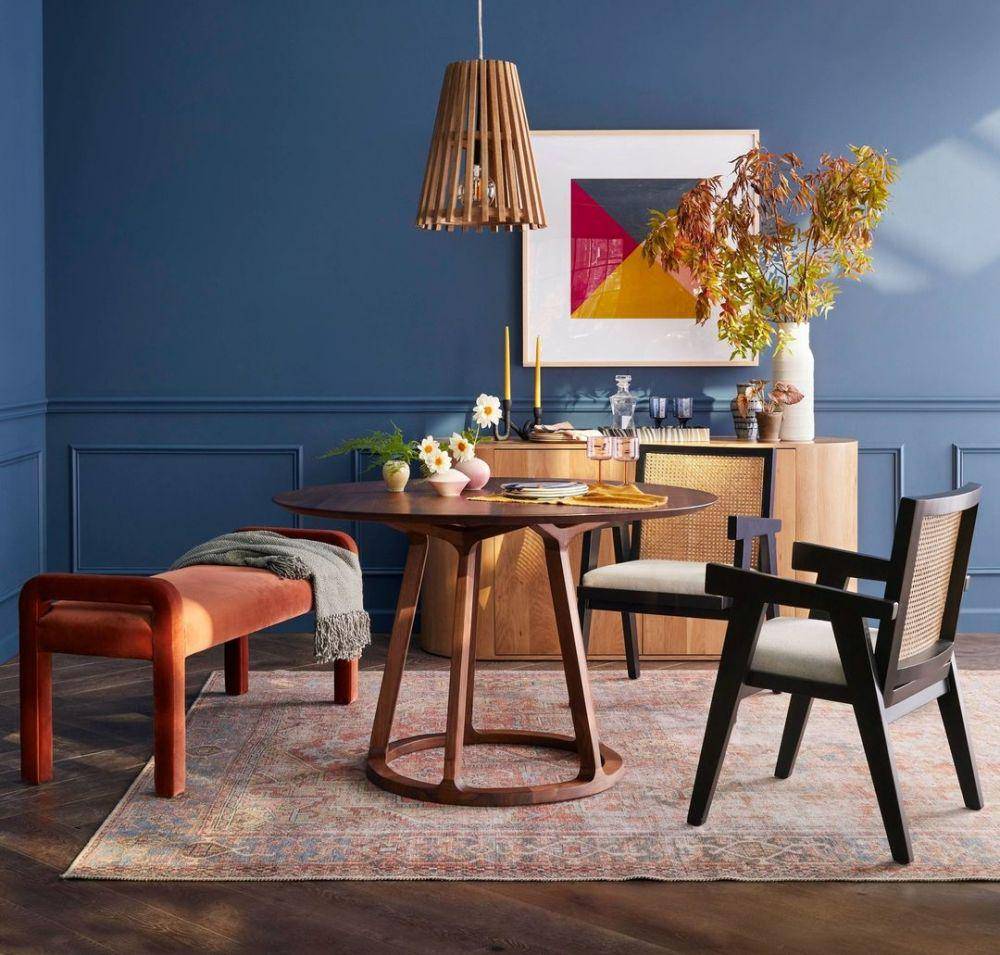 inspirasi desain ruang makan dengan karpet (instagram.com/interiordefine)