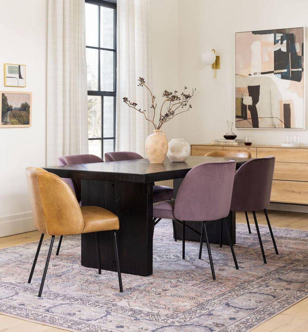 inspirasi desain ruang makan dengan karpet (instagram.com/interiordefine)