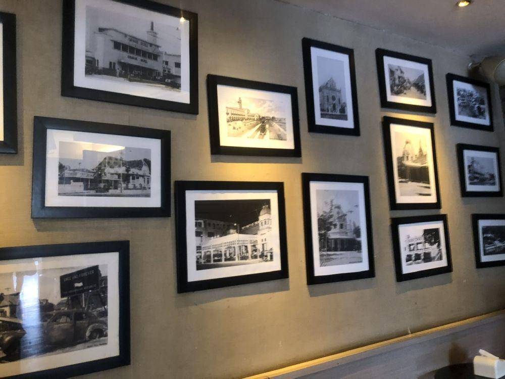 foto-foto Surabaya tempo dulu yang dipajang di kedai Zangrandi (Dok. Pribadi/ Dewa Putu Ardita)