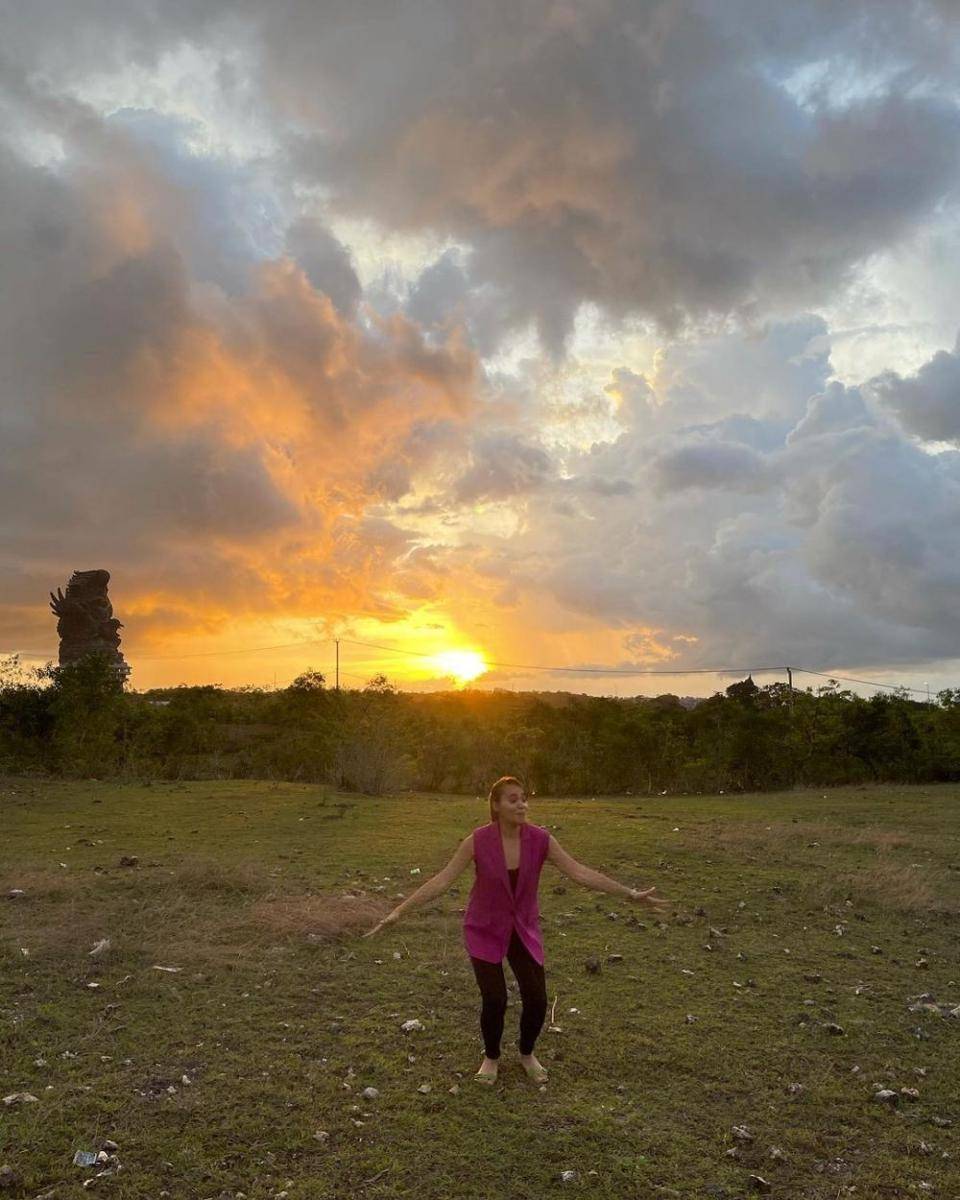 Gaya liburan Aurora Ribero (instagram.com/auroraribero)