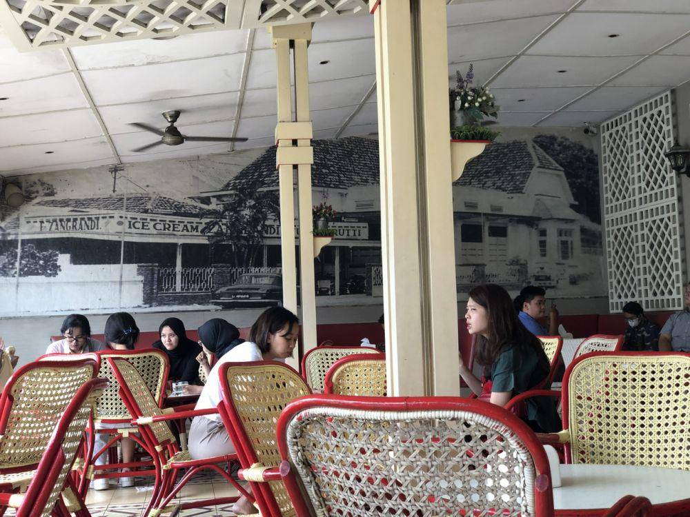 suasana kedai Zangrandi di Jalan Yos Sudarso, Surabaya (Dok Pribadi/ Dewa Putu Ardita)