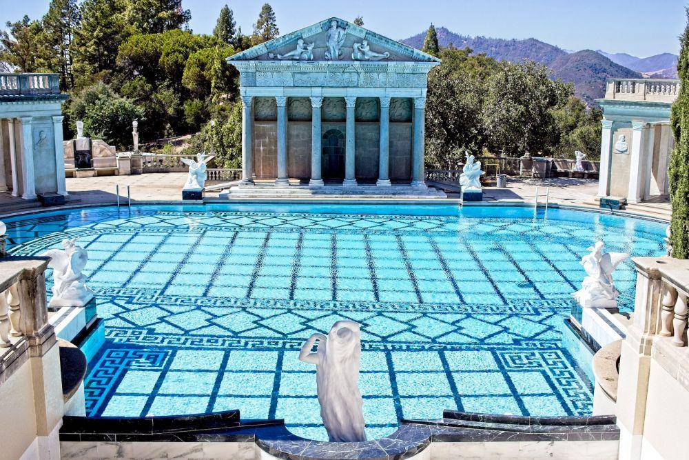 potret Neptune Pool di Kastil Hearst (unsplash.com/Catalina Johnson)
