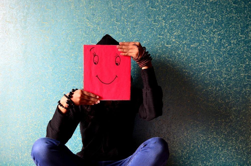 Fake Smile Bisa Bikin Bahagia Benaran? Ini Faktanya!