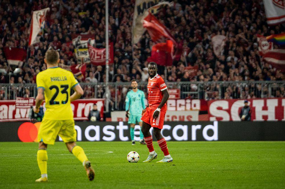 Dayot Upamecano dalam pertandingan Bayern Munich melawan Inter Milan pada matchday keenam UCL 2022/2023. (twitter.com/FCBayern)