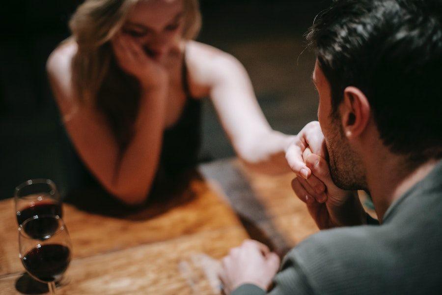 7 Zodiak Paling Ahli Dirty Talk, Jago Bikin Kamu Bergairah