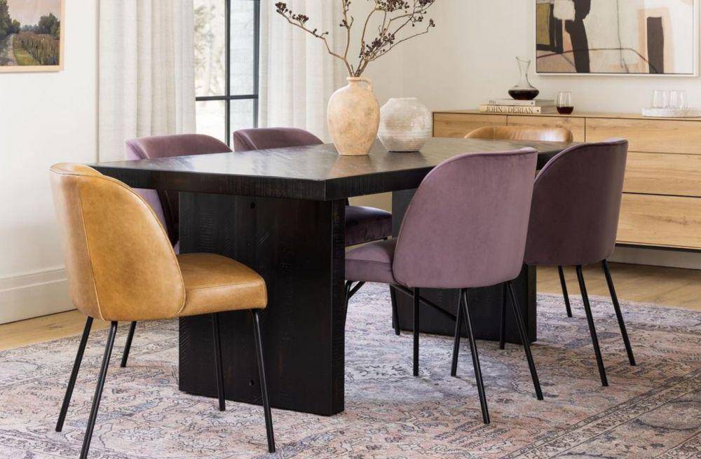inspirasi desain ruang makan dengan karpet (instagram.com/interiordefine)