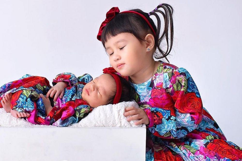 9 Potret Newborn Photoshoot Khadeejah Anak Kartika Putri, Gemes Pol!