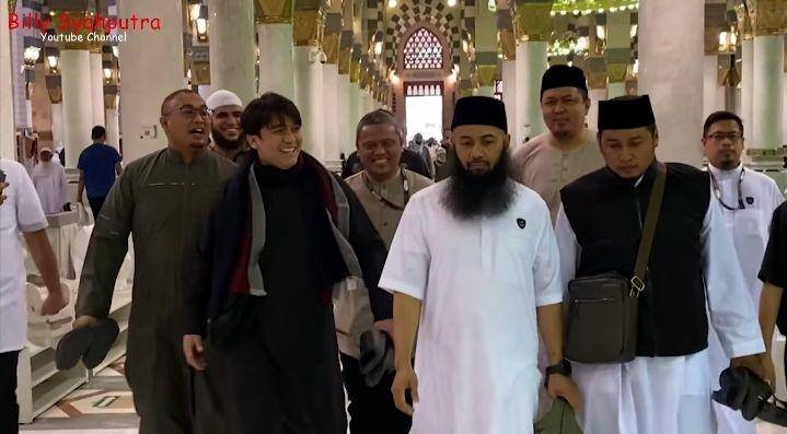 potret perjalanan umrah Billy Syahputra (youtube.com/Billy Syahputra)