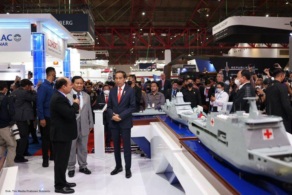 Presiden Joko "Jokowi" Widodo ketika mengunjungi pameran Indo Defence 2022 pada 2 November-5 November 2022. (Dokumentasi Tim Media Menhan)