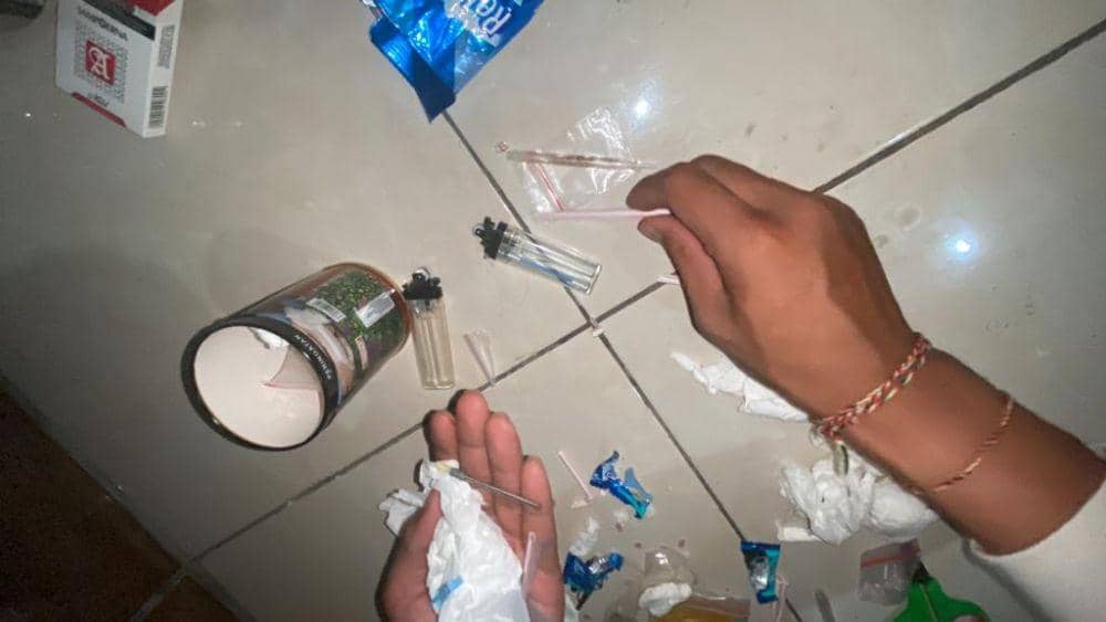 Polisi saat melakukan penggeledahan di kos-kosan pelaku. (dok. Polresta Mataram)