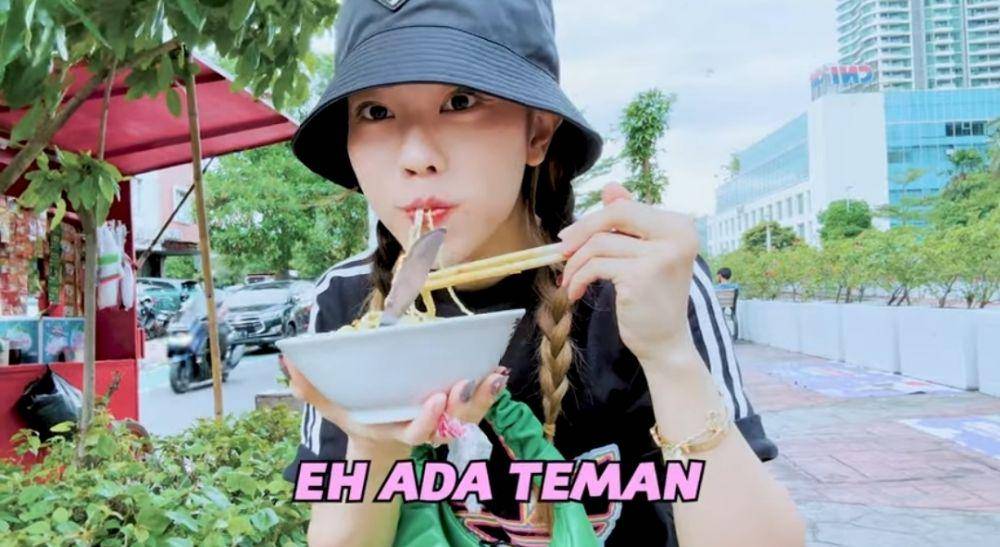 Jessica Jane makan makanan kaki lima (youtube.com/Jessica Jane)