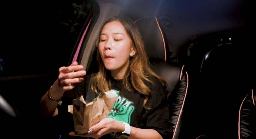 Jessica Jane makan makanan kaki lima (youtube.com/Jessica Jane)