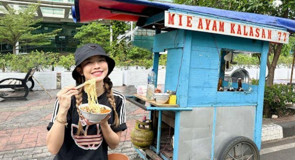 9 Momen Jessica Jane 24 Jam Makan Makanan Kaki Lima, Gak Bareng Jerome