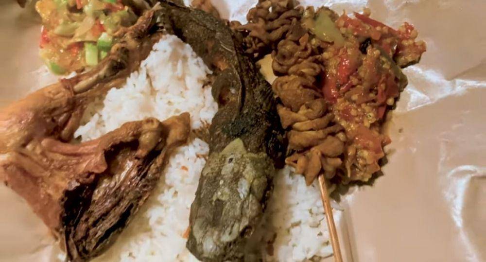 Jessica Jane makan makanan kaki lima (youtube.com/Jessica Jane)